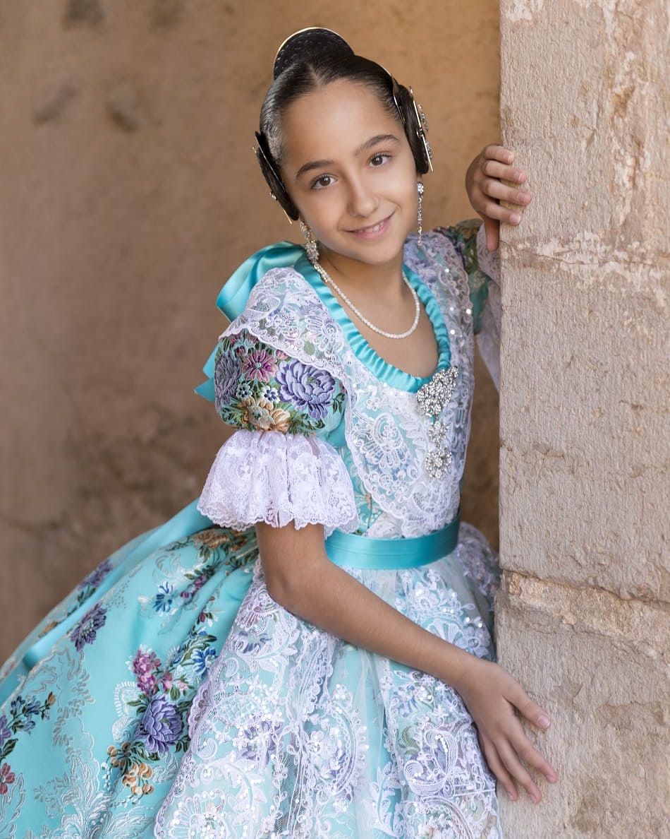 FallaEliptica's tweet photo. Reina de la Festa Infantil 2020
🄾🄻🄶🄰 🄹🄰🄴🄽 🄸 🄼🄰🅁🅃🄸
No necessite la rima
per escriure't.
Sols la teua mirada
em basta.
Són versos en la nit
els teus ulls,
res més cal
a la paraula.
Text: @llopiseta 
Fotografia: ©️ @SalvaGregori
Queden 10 dies per a Sant Josep.
#Falles https://t.co/d0rOHJip53