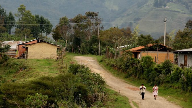 FelipeMeloPolo's tweet photo. #EsDeExtremos no entender el territorio, no reconocer a las zonas rurales y brindarles las mismas garantías que a una ciudad. Debemos apostarle al territorio en su totalidad y fomentar el desarrollo donde más se necesita. Un territorio con igualdad de condiciones https://t.co/IpMwG6YToy