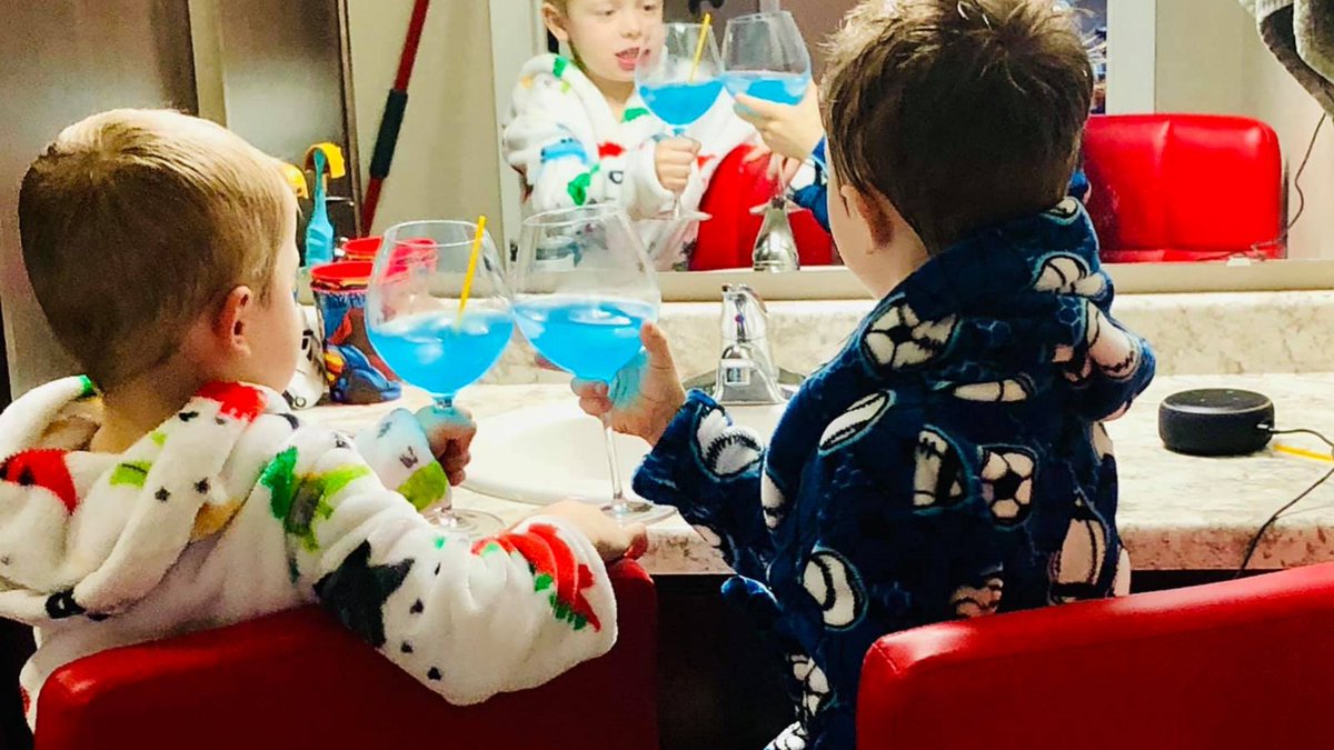 DigitalKirsten's tweet photo. A #BoyMom can still have fun π (don't worry, they're drinking @Capri_Sun βοΈπΉ)#KnutsonBrothers #SpaDay #HairColorDay #CapriSun https://t.co/JSshw5o9Jq