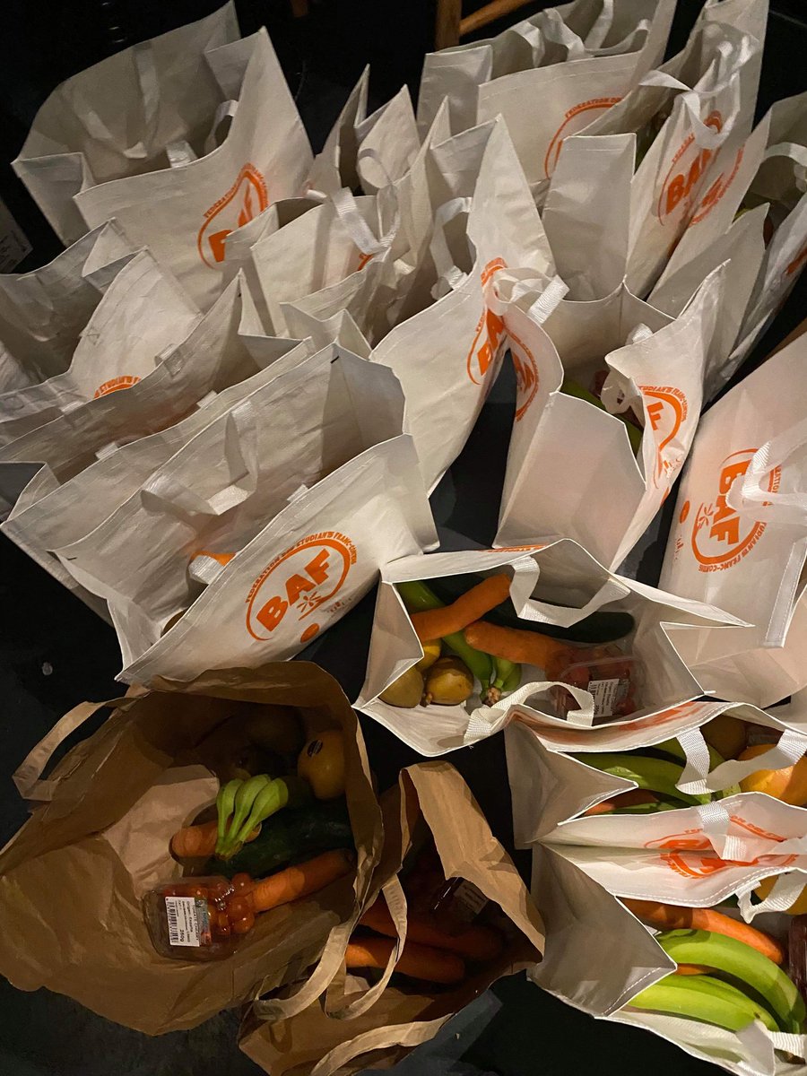 C'est toujours aussi chaleureusement que Farouk nous accueille dans son établissement afin de proposer aux #etudiants un point de distribution de #PaniersdeLégumes au #CentreVille de #Besancon 

#PDL #associationetudiante #solidarité  #BAF