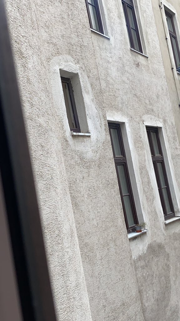 aus dem fenster kams grad grad ziemlich laut. mein nachbar hat ärgere dünnschiss