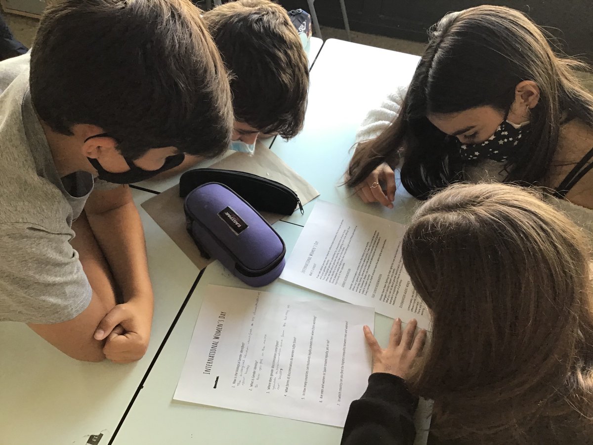 EscolaThauSC's tweet photo. Avui els alumnes de 1r d’ESO fan una activitat dins el marc del International Women’s Day sobre el Gender Equality gràcies als nostres voluntaris internacionals #SDG #AEISEC #womensday https://t.co/Es488G3kFs