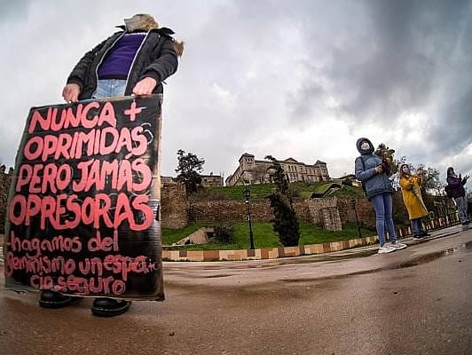 toledovioleta_'s tweet photo. ¡¡¡Las calles serán siempre nuestras!!! 💜✊
@AsambleaToledo
#8marzo2021 #8M
#8MCLM #8MEnMovimiento #CLMUnaVoz https://t.co/HvLsQcI5Pz