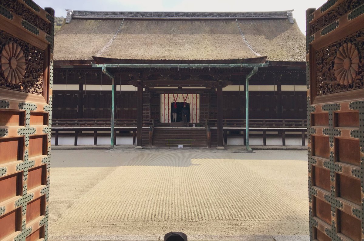 泉涌寺(京都市)
真言宗泉涌寺派の総本山
本尊は釈迦如来、阿弥陀如来、弥勒如来
皇室の菩提寺であり「御寺(みてら)」と呼ばれる
境内の霊明殿には歴代の天皇や皇后、皇族の位牌が奉安されている
鎌倉期、月輪大師 俊芿が天台・東密・禅・浄土の四宗兼学の道場として再興したとされる 