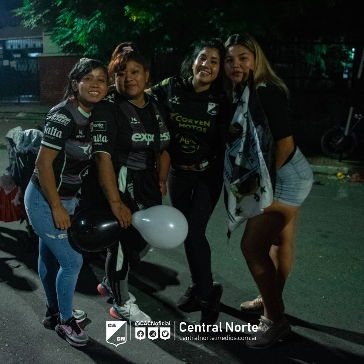 CACNoficial's tweet photo. #CentenarioCuervo | 100 AÑOS DE GLORIA Y PASIÓN 🖤🤍

📌El pueblo azabache a las 00:00 recibió y festejo en familia un aniversario más en nuestro Club.

#VamosCentral ⚫⚪⚫ https://t.co/9axA72y7ga