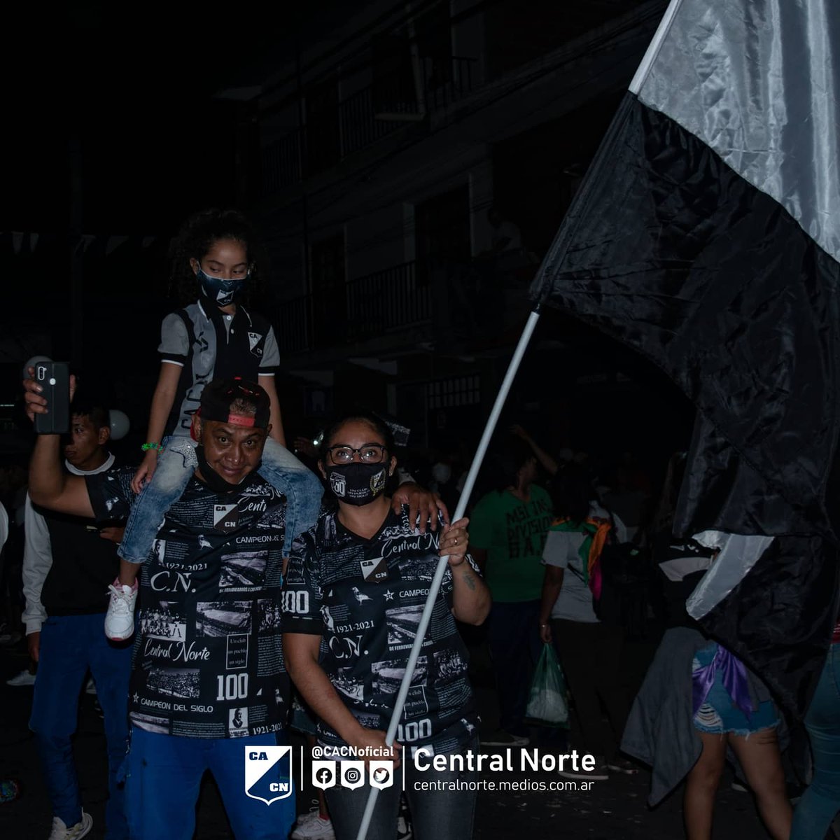 CACNoficial's tweet photo. #CentenarioCuervo | 100 AÑOS DE GLORIA Y PASIÓN 🖤🤍

📌El pueblo azabache a las 00:00 recibió y festejo en familia un aniversario más en nuestro Club.

#VamosCentral ⚫⚪⚫ https://t.co/9axA72y7ga