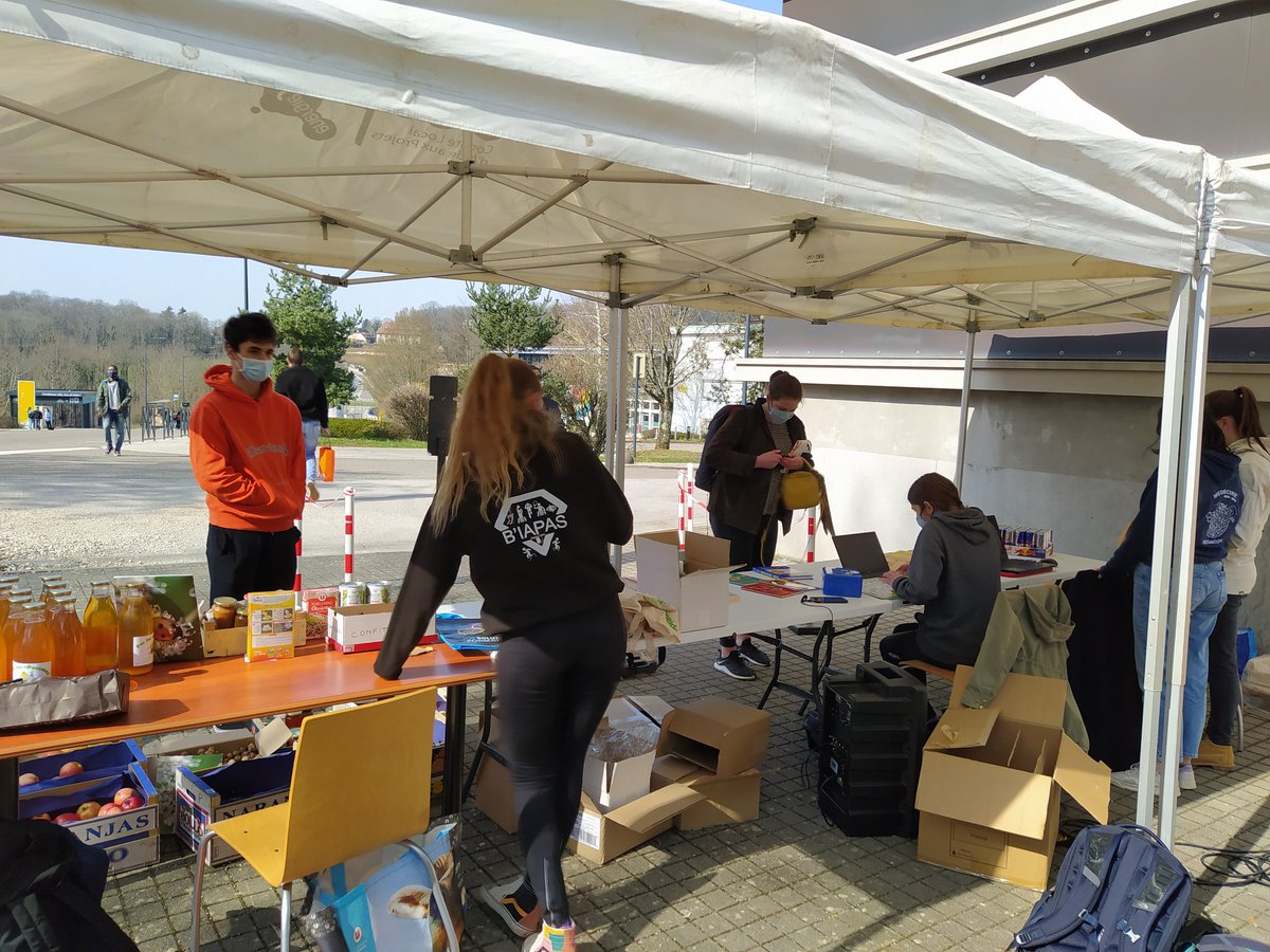 Du côté du #Campus de la #Bouloie c'est autant de #bénévoles étudiants qui depuis l'aurore, sont mobilisés pour la distribution de #PanierdeLegumes

Ce projet de lutte contre la #PrécaritéEtudiante se poursuit depuis plusieurs années grâce à l'implication des #associations / #BDE