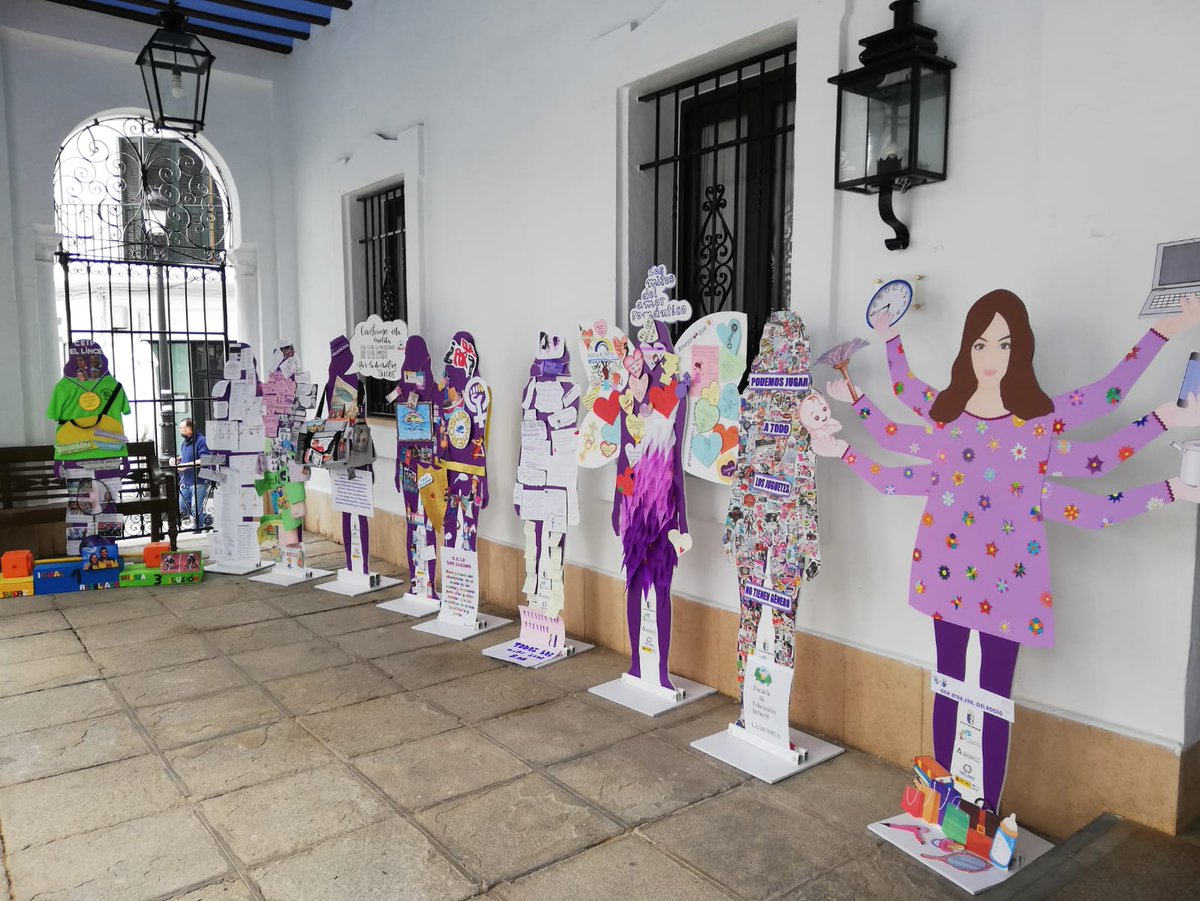 UNICEFAndalucia's tweet photo. Alumnos de infantil, primaria y secundaria de centros educativos de #Almonte, #ElRocío y #Matalascañas han preparado la exposición 'Asignaturas pendientes de igualdad' para celebrar el #8M2021. Han creado siluetas de mujeres a tamaño real con mensajes de tolerancia e Igualdad💜💜 https://t.co/Z9cQfivZNu
