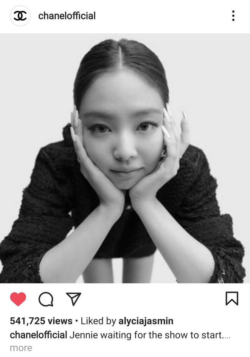 jenniedebuts's tweet photo. Australian actress Alycia Debnam-Carey liked @CHANEL's post with Jennie. 

She is best known for her roles as Commander Lexa in The 100 and Alicia Clark in Fear the Walking Dead.

HOUSE AMBASSADOR JENNIE #JENNIExCHANELFW2021 https://t.co/BD34b7MWoz