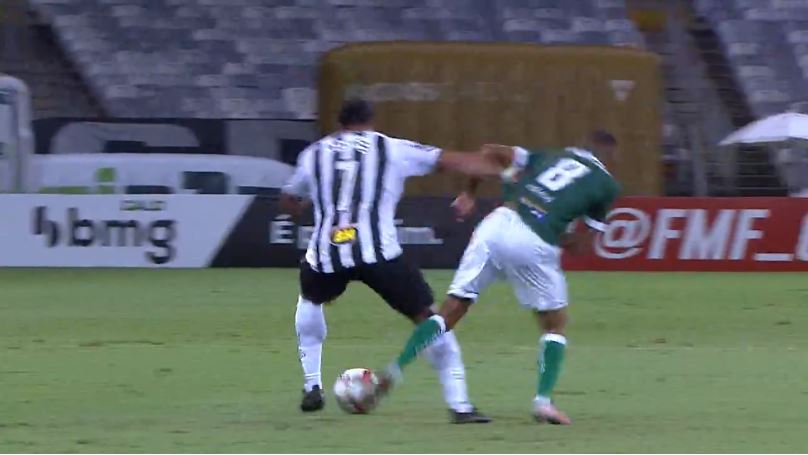 geglobo's tweet photo. Volante que levou empurrão de Hulk alega falta e brinca: "No ombro a ombro ganharia dele" https://t.co/iO9EtsJsBh https://t.co/TQkftRHEq2