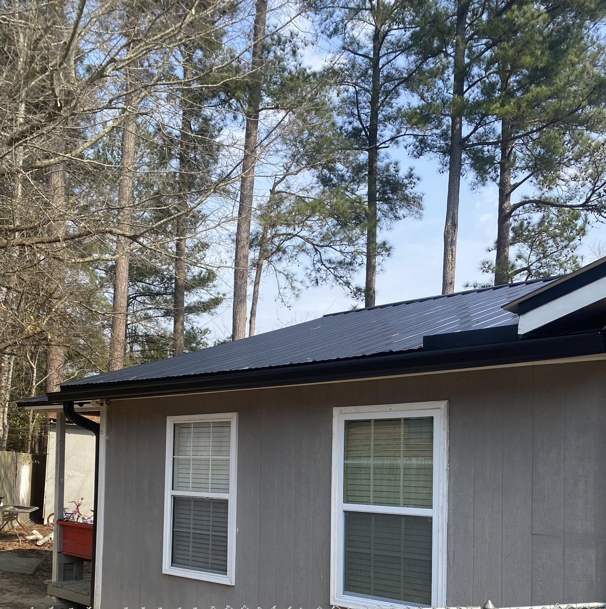 WikertRoofing's tweet photo. 6” Black Seamless Gutters look smoking hot on this customers home. They’re the perfect touch to his new black metal roof and fresh grey paint. #gutters #seamless #roof #roofing #metal #senox #home https://t.co/5gcIai9BTQ