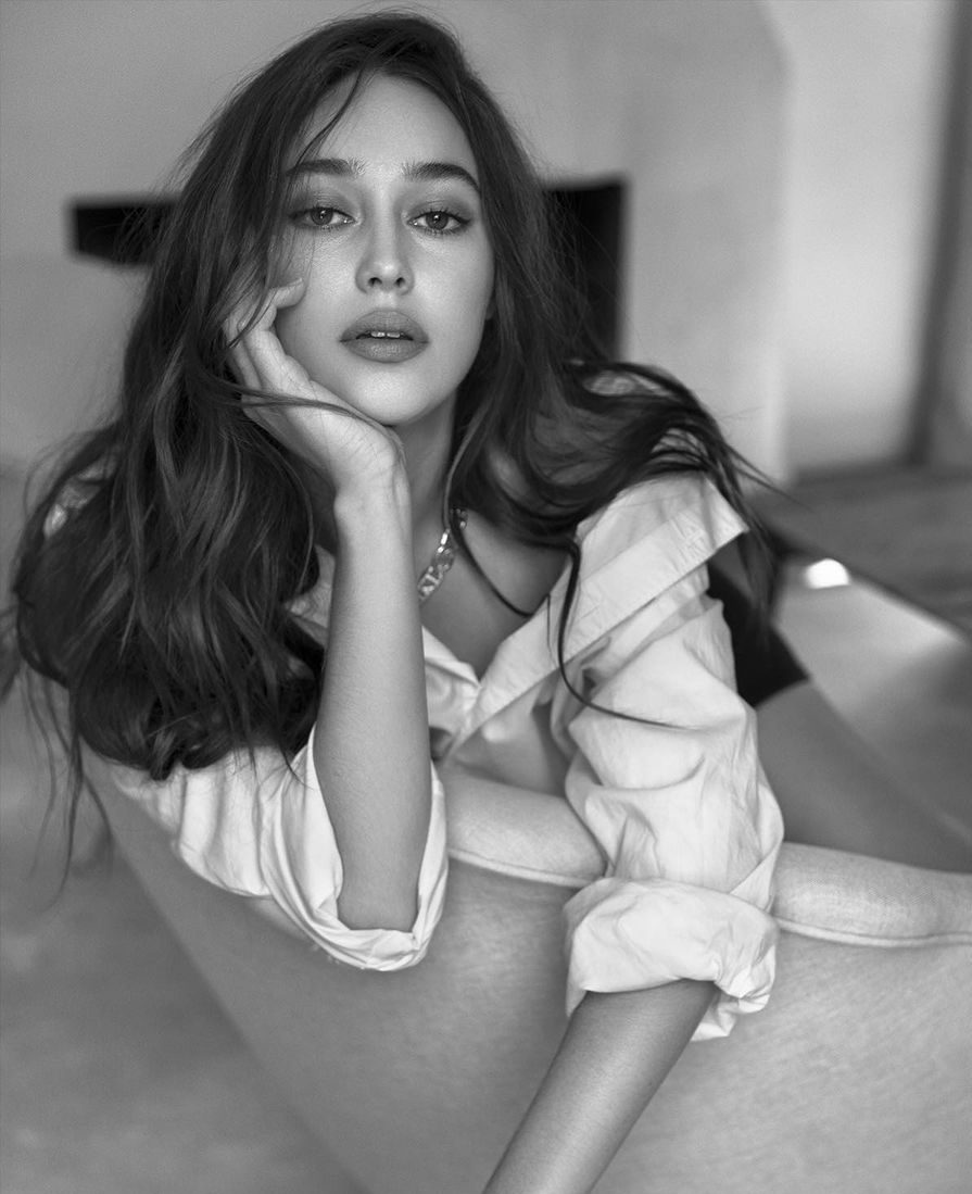 jenniedebuts's tweet photo. Australian actress Alycia Debnam-Carey liked @CHANEL's post with Jennie. 

She is best known for her roles as Commander Lexa in The 100 and Alicia Clark in Fear the Walking Dead.

HOUSE AMBASSADOR JENNIE #JENNIExCHANELFW2021 https://t.co/BD34b7MWoz