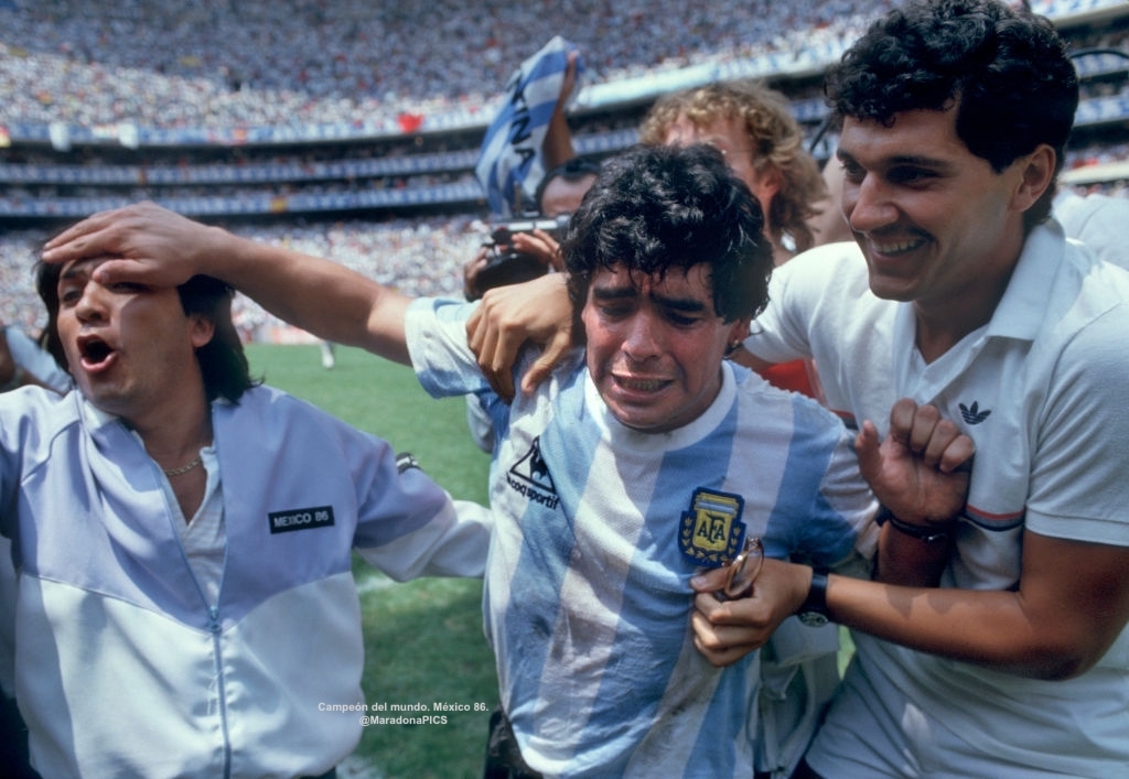 Diego llora, ya es campeón del mundo.

Dale RT si te emociona esta foto.