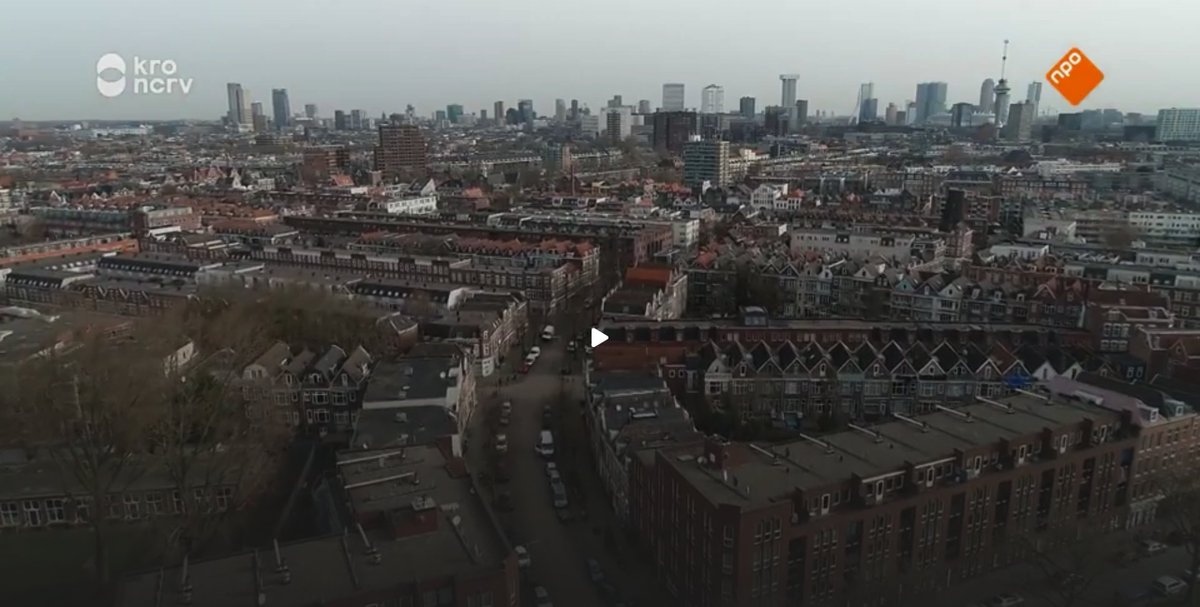 DHcooperatie's tweet image. De kracht van verbindingen tussen mensen die samen werken aan een betere wijk en een duurzame toekomst. Maar ook, hoe belangrijk ontmoetingsplekken als @YessBoTu en #Duimdrop zijn. Mooie docu over tegenwind en veerkracht in Bospolder Tussendijken. #BoTu npostart.nl/kruispunt/08-0…