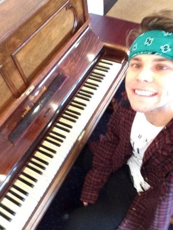 batteryashton's tweet photo. hola amigos https://t.co/JOxDPmvlYj