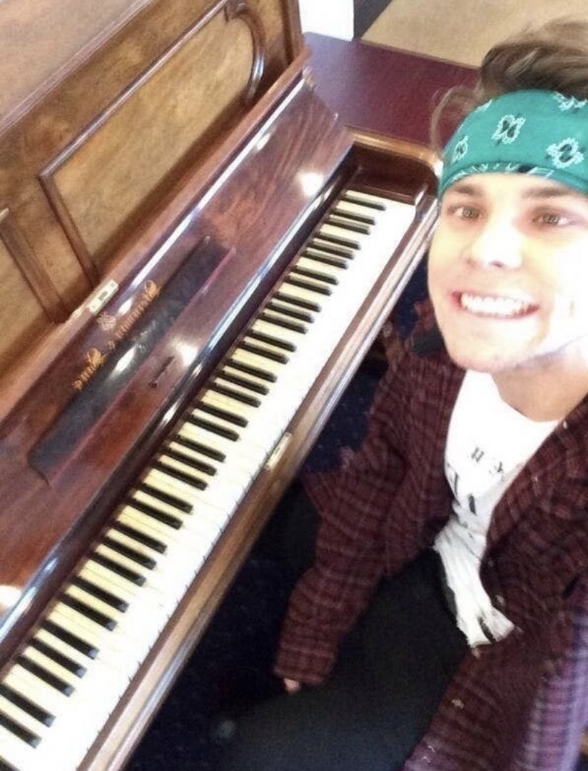 batteryashton's tweet photo. hola amigos https://t.co/JOxDPmvlYj