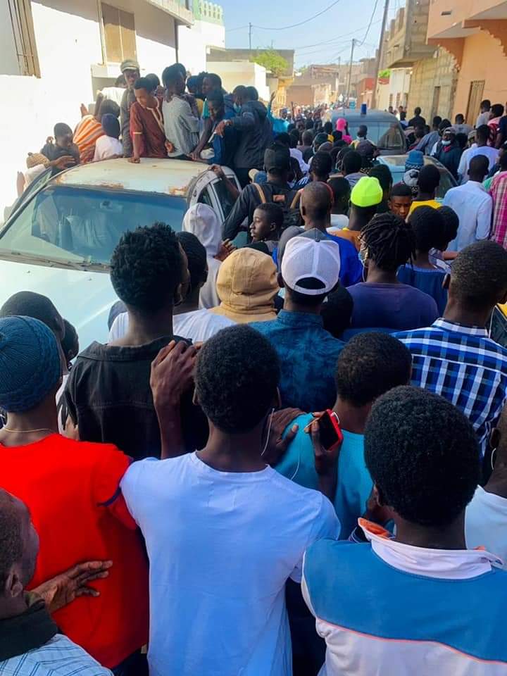 DiorfallGueye2's tweet photo. "Yeumbeul accompagne Baye Cheikh Diop vers sa dernière demeure. Priez Pour Lui. 
Baye que firdawsi soit ta demeure éternelle." 

JUSTICE POUR Baye Cheikh Diop et pour les morts🙏🏾
#FreeSenegal 🇸🇳 https://t.co/0RtC4t4zMW