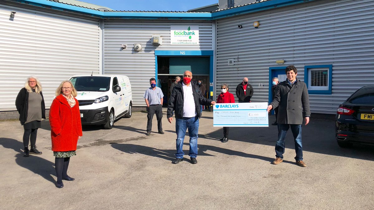 UniteWales's tweet image. Today, workers from the #Cardiff taxi trade handed over a huge donation to the @CardiffFoodbank. 

An incredibly kind gesture from a group of workers, who, despite seeing their incomes plummet during the pandemic, felt the need to help the most vulnerable people in our society.
