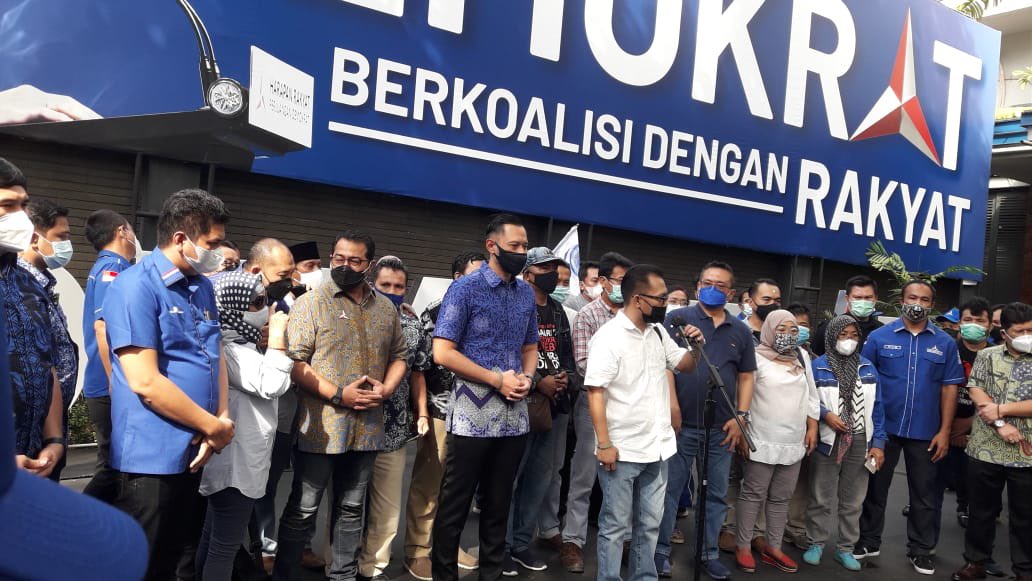 Taufiq_Jakpus_'s tweet photo. terimakasih atas kehadiran Bung Iwan Sumule @KetumProDEM ke rumah kami, karna menurut sy kepentingan kita sama yaitu kita akan melawan segala bentuk pengrusakan demokrasi, ancaman terhadap @PDemokrat hari ini senyatanya juga ancaman terhadap kehidupan demokrasi di negeri ini https://t.co/bwf3yc19S2