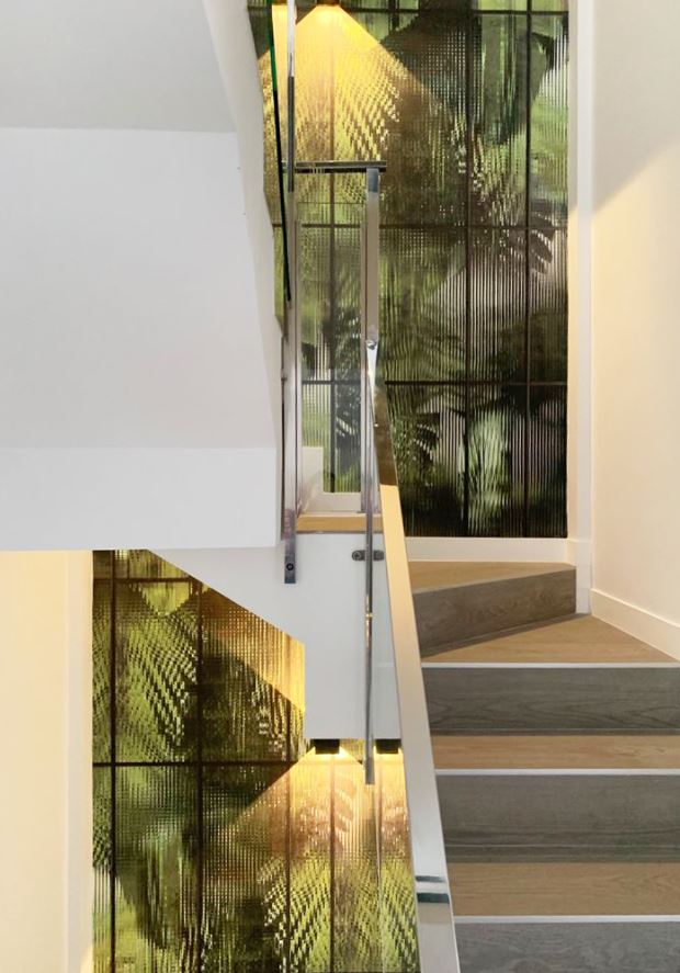 Alicia_Mesa's tweet photo. ANTES Y DESPUÉS de haber puesto papel pintado en las escaleras del proyecto Reverter. Nada que ver, ¿verdad?? Ha quedado precioso!!! 😍😍
https://t.co/LYtnSHuaXP

#AliciaMesa #interiorismo #Reformas #escaleras #escalerasbonitas #Decoración #papeldepared #Madrid https://t.co/UHV6dlX2Vy
