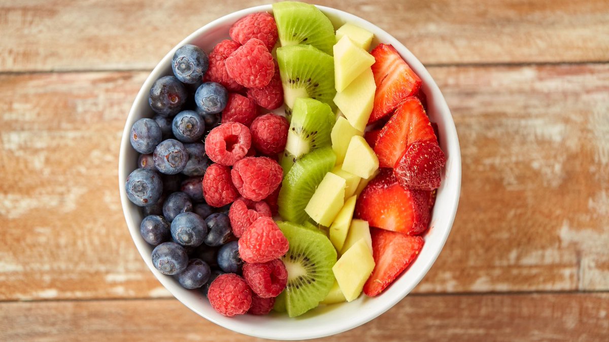 topfruitbytes's tweet image. A colourful fruit salad bowl is not just visually appealing but is rich in essential micro-nutrients. With fruit on display you’ll be promoting healthy snack choices in your home. #fruitsalad #fruit #healthyeating