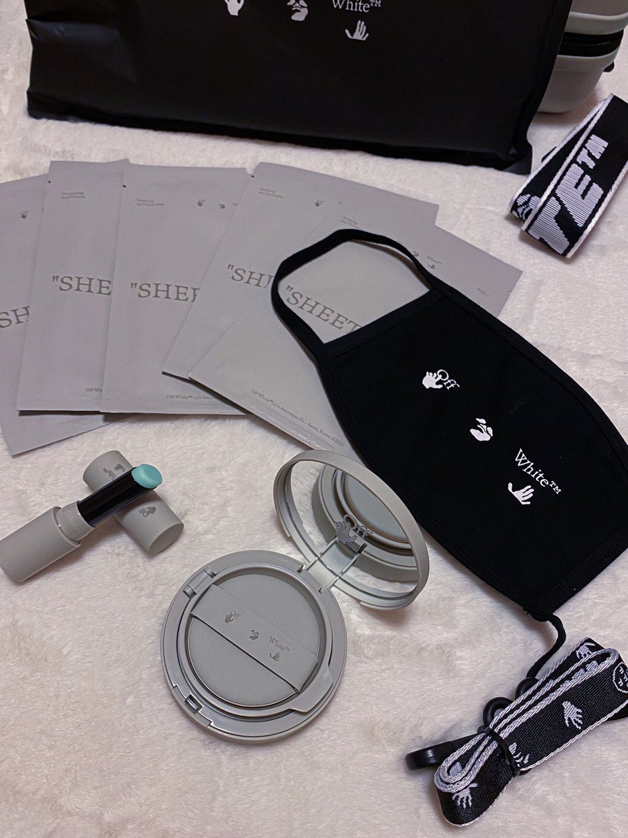 enonon122's tweet image. #Qoo10 様から
#OffWhite  ×AmorePacific コラボの　#PROTECTIONBOX を頂きました。
シックでお洒落なデザインで
・マスク&amp;amp;ストラップ
・シートマスク
・UVクッションパフ
・リップバーム
・コットンパフ　
が入っていてとても豪華…持っているだけで気分が上がります　#アモーレパシフィック　#PR