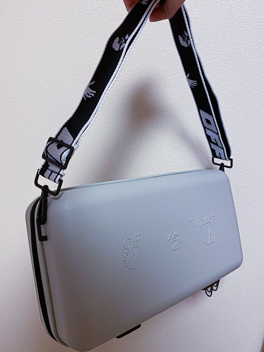 enonon122's tweet image. #Qoo10 様から
#OffWhite  ×AmorePacific コラボの　#PROTECTIONBOX を頂きました。
シックでお洒落なデザインで
・マスク&amp;amp;ストラップ
・シートマスク
・UVクッションパフ
・リップバーム
・コットンパフ　
が入っていてとても豪華…持っているだけで気分が上がります　#アモーレパシフィック　#PR