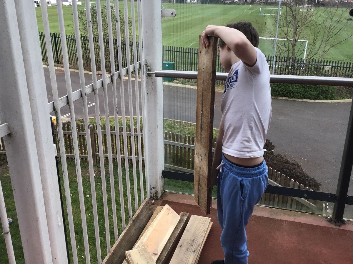 WillowDeneSch's tweet photo. Look at all this hard work going on to make planters for Brambling Class #usingtoolssafely under the direction of our outdoor provision leader, Cathie! Everyone did an amazing job using the tools safely. Can't wait to see them filled with plants #balconygarden https://t.co/5DtfYbg50q
