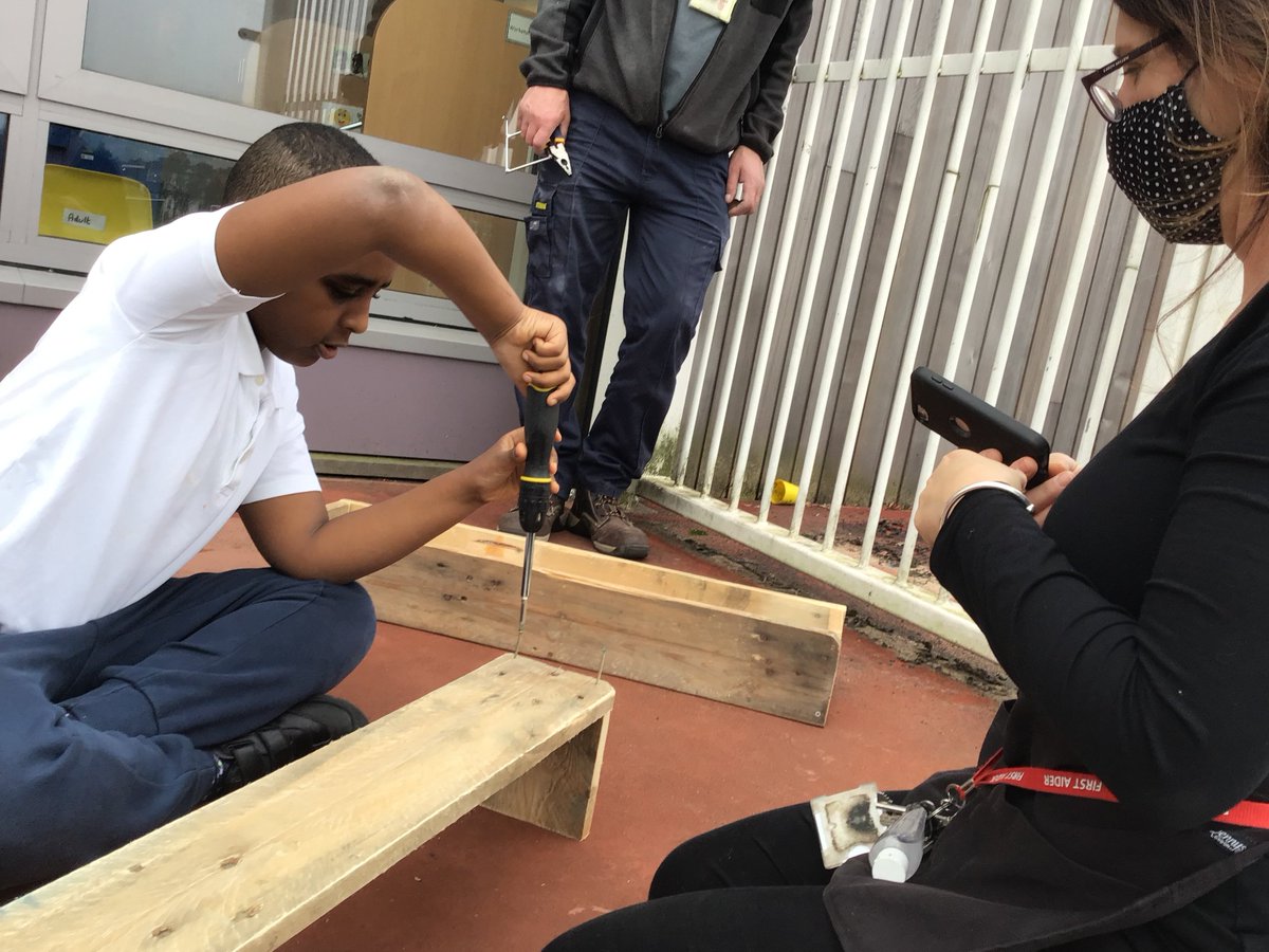 WillowDeneSch's tweet photo. Look at all this hard work going on to make planters for Brambling Class #usingtoolssafely under the direction of our outdoor provision leader, Cathie! Everyone did an amazing job using the tools safely. Can't wait to see them filled with plants #balconygarden https://t.co/5DtfYbg50q