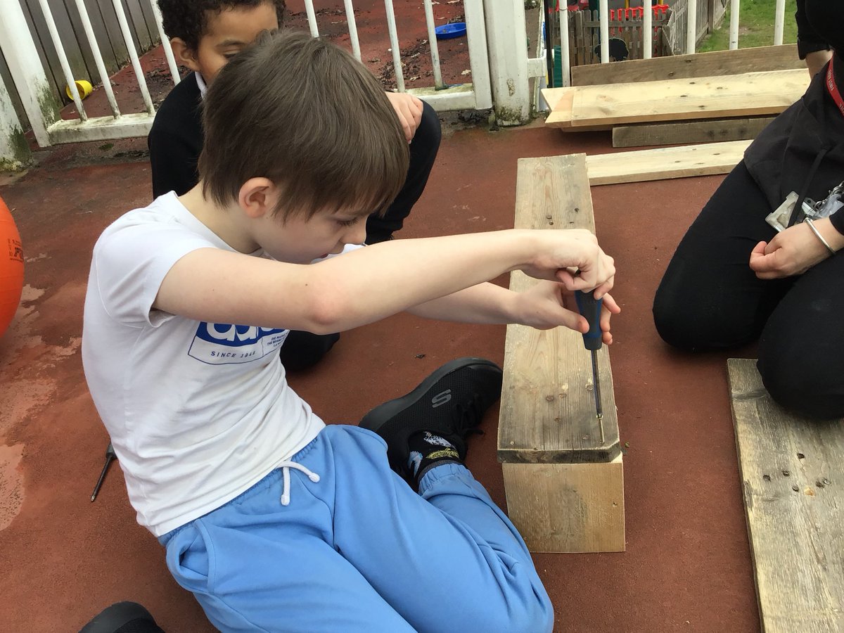 WillowDeneSch's tweet photo. Look at all this hard work going on to make planters for Brambling Class #usingtoolssafely under the direction of our outdoor provision leader, Cathie! Everyone did an amazing job using the tools safely. Can't wait to see them filled with plants #balconygarden https://t.co/5DtfYbg50q
