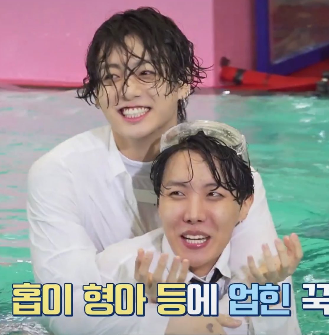 btsarmy2018x's tweet photo. Jungkook hugging     Hobi hugging 
Hobi                                 Jungkook https://t.co/cxP5PmuCai
