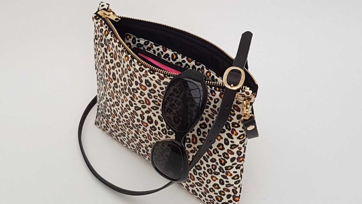 beachBelleDevon's tweet photo. Animal print matt oilcloth crossbody bag with a pocketful of colour!
https://t.co/36gxtVGJyp
#oilclothcrossbodybag #crossbodybagsuk #animalprintcrossbodybag https://t.co/qKKJ3jT4bl