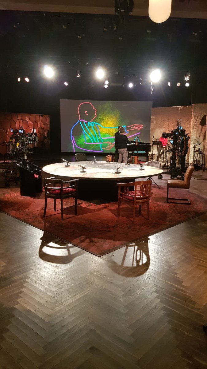 Ein Paar behind the scenes Impressionen. Heute Abend unbedingt einschalten! am Dienstag um 22.30 Uhr im <a href="/rbb24/">rbb|24</a> mit
<a href="/MIArocktBerlin/">MIA.rockt.Berlin</a>
 #MarkusBrück 
<a href="/deutsche_oper/">Deutsche Oper Berlin</a>
@Staatsballett_B
<a href="/gorkitheater/">Maxim Gorki Theater</a>
  #THADEUSZ