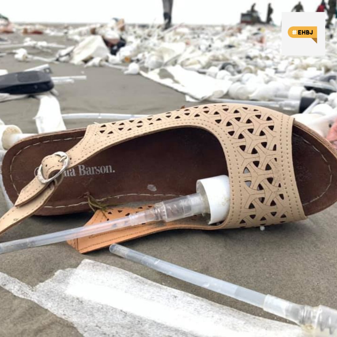 ehbjgroningen's tweet photo. Weet jij het nog? Begin 2019 lagen de stranden vol met spullen na een ongeluk met een containerschip. 😱🚢

Ronald was een van de vele mensen die toen de handen uit de mouwen staken...⤵️💪

Lees ook ➡️ https://t.co/kgOQwbhT4b

#Containerramp #EersteHulpBenJij #EHBJ #DoeMee https://t.co/ZT5zODAv8Y