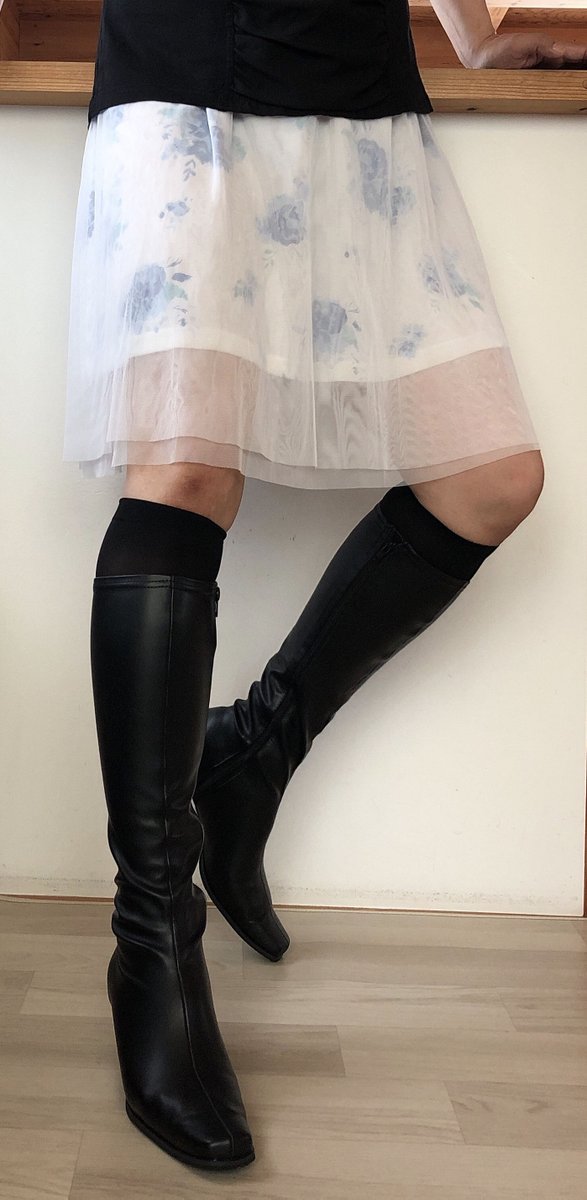 Gauze このブーツ好評ですね 最近はロングブーツと言うと ニーハイブーツが多いけど 履く人や年齢を選んでしまうんですよね 膝下位のロングブーツが 一番使いやすいし誰でも履けるし そんなブーツ女性が大好きです あっ 男性でもいいや