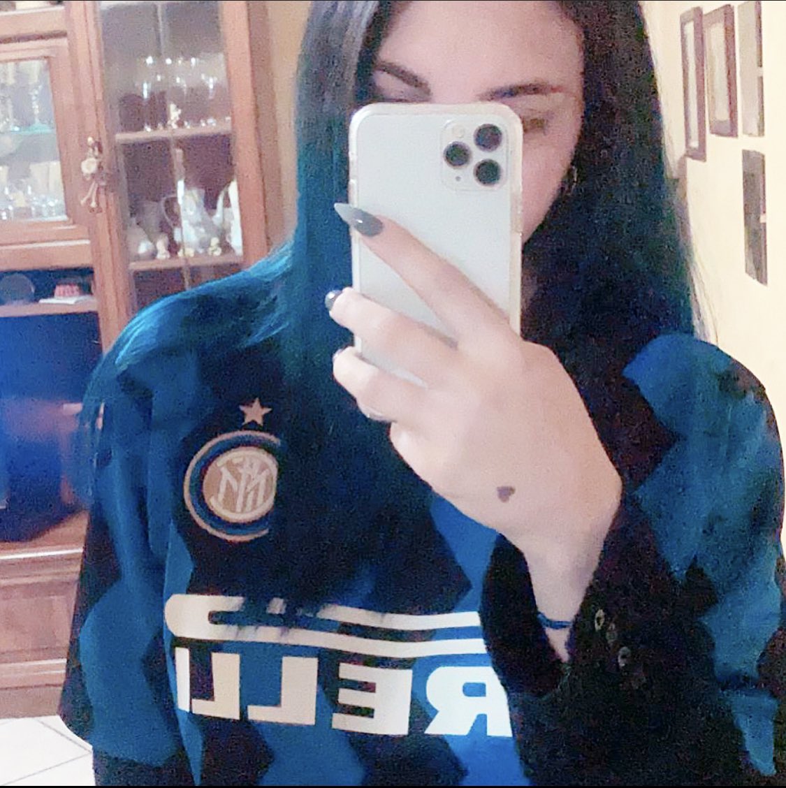 vanskeeyy's tweet photo. auguri a te, amore @Inter 🖤💙 #113anni #Inter113 https://t.co/1Pn3xcMOM2