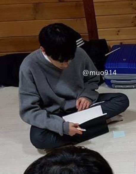 zizon0's tweet photo. 뮤 과사 모음  ^_^ #뮤 #서경민 https://t.co/UmjiShacYh