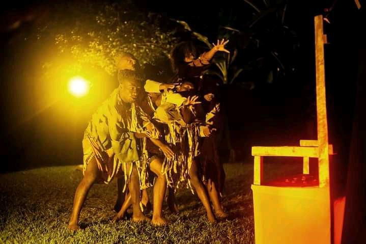 UmuringaMag's tweet photo. Retour en images du spectacle Kiti du 5 mars à @BujaSansTabou
Les danseurs de la Compagnie "Iwacu Dance" ont interprété de leur façon l'image de la lutte , le désir et la garde du pouvoir dans une chorégraphie de 45 minutes.
#culture
#umuringa https://t.co/m0ZqyxH6LK