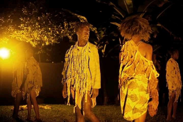 UmuringaMag's tweet photo. Retour en images du spectacle Kiti du 5 mars à @BujaSansTabou
Les danseurs de la Compagnie "Iwacu Dance" ont interprété de leur façon l'image de la lutte , le désir et la garde du pouvoir dans une chorégraphie de 45 minutes.
#culture
#umuringa https://t.co/m0ZqyxH6LK