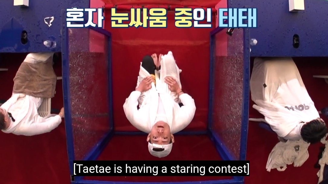 coversuga's tweet image. a ação proibida era tocar os óculos, então quando jungkook viu que taehyung estava esperando por água, ele tocou seus óculos e começou a rir