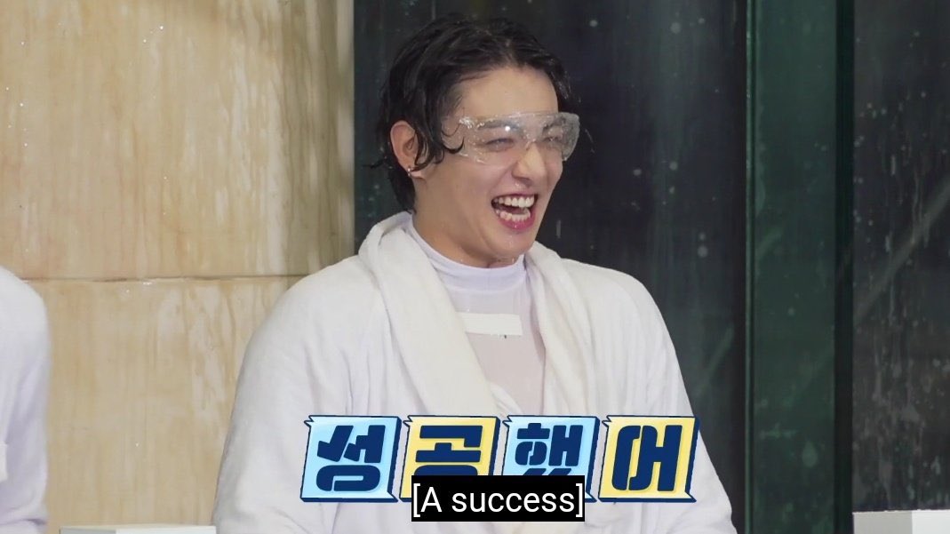 coversuga's tweet image. a ação proibida era tocar os óculos, então quando jungkook viu que taehyung estava esperando por água, ele tocou seus óculos e começou a rir