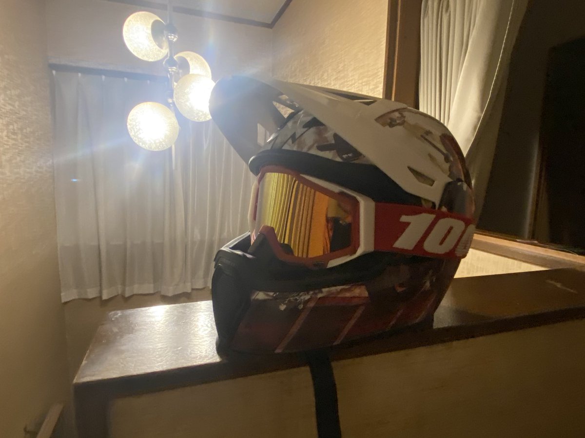 sosz1000iconman's tweet image. エアフライトにゴーグルつけてみた！
メットと似たカラーリングのゴーグルゲットできてよかった！
@AFGMOTO 
#iconmoto