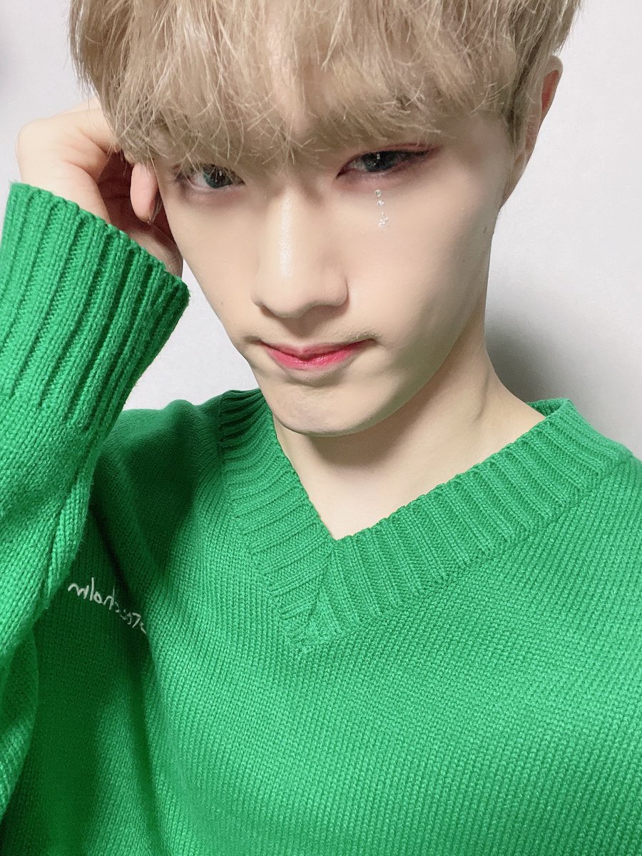 초록 검정 어떤 게 더 잘 어울려요?

#CIX #씨아이엑스 #현석 #윤현석 #서기 #막내 #FIX #픽스 #픽스내거