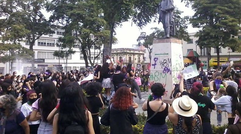 Ondas1470's tweet photo. #8M2021 | Marcha del Día de la Mujer terminó en bloqueos de vías, agresiones a periodistas y vandalismo en Ibagué.

👉🏼 https://t.co/Ao1W8Nkibh https://t.co/JFd8Wef54k
