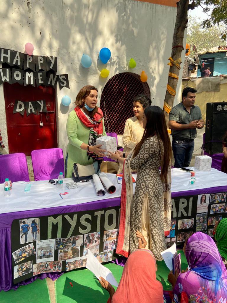 yogitabhayana's tweet photo. चाय पर चर्चा :
महिला दिवस के अवसर पर हैदरपुर (दिल्ली) को #RapeFree जोन बनाने की ओर @pariforindia द्वारा पहला महत्वपूर्ण कदम।अगर समाज में कानूनी शिक्षा और जागरूकता हो तो दुष्कर्म के समस्या का निदान संभव है। हमारी पहली कोशिश को ग्रामीणों ने खूब सराहा हमारी मेहनत रंग ला रही है !! https://t.co/ir5tgEt1C7