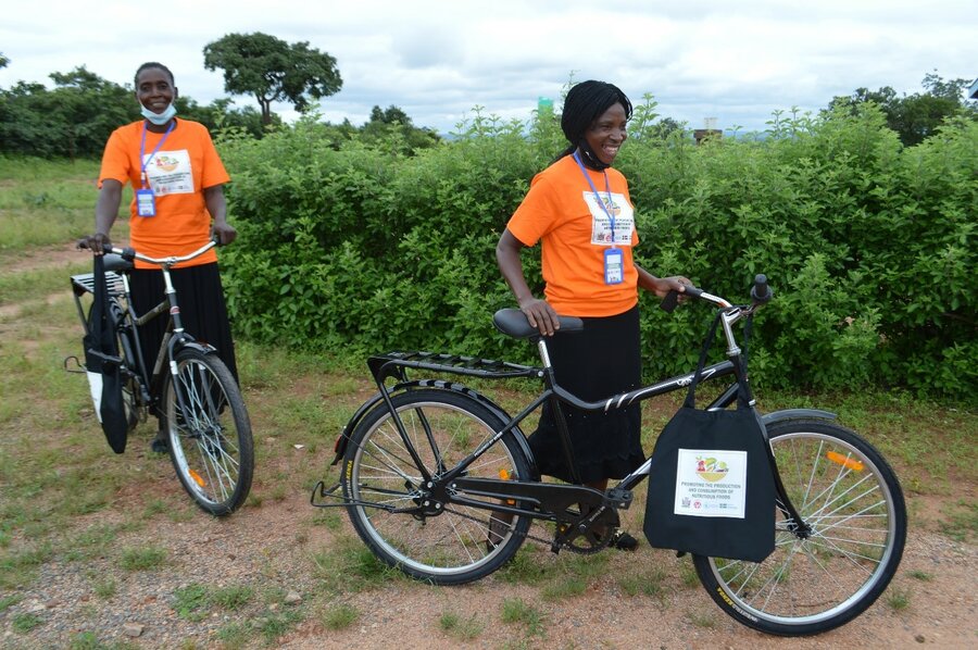 Women in Zambia get on their bikes to tackle poor nutrition🚲

<a href="/WFP/">World Food Programme</a> is distributing bikes and training manuals to 480 community health volunteers to spread vital messages on the importance of healthy diets &amp; good feeding practices during #COVID19 🌽🥑🥔🍉🍲