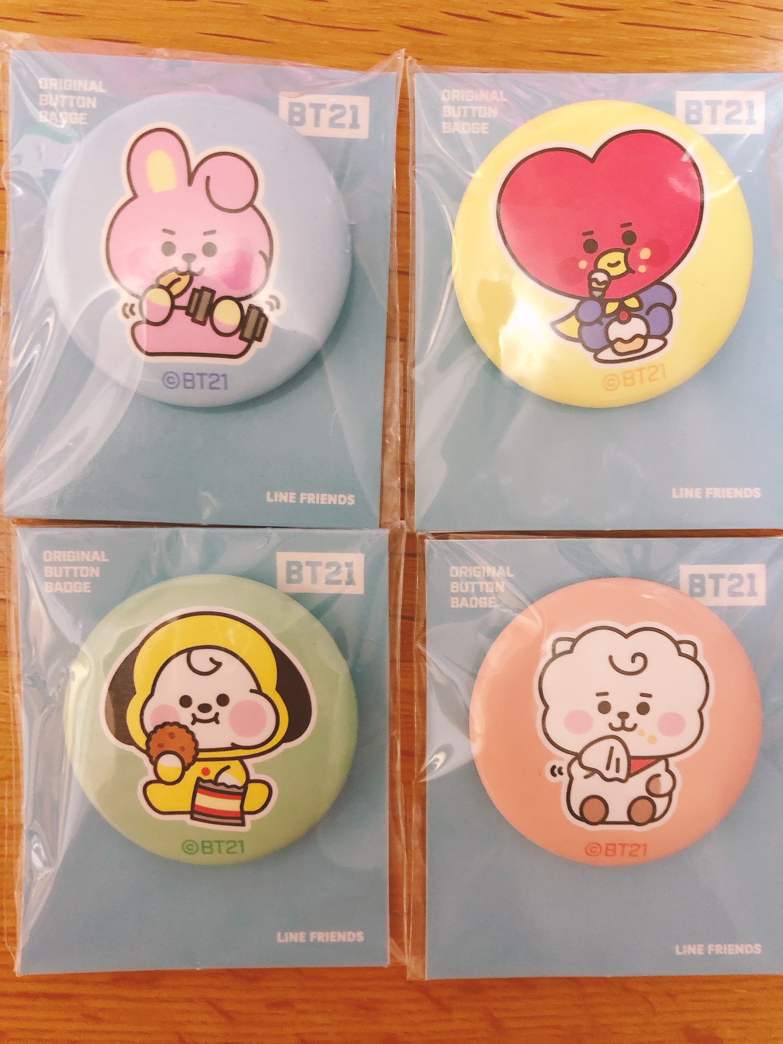K Bt21グミのハートのステッカーとファミマの缶バッチを交換して頂ける方を探してます 譲 ファミマ 缶バッチ Rm Chimmy Tata Cooky 求 グミ ハート型の全員集合のもの 写真のもの よろしくお願いします Bts交換 Bt21交換 T