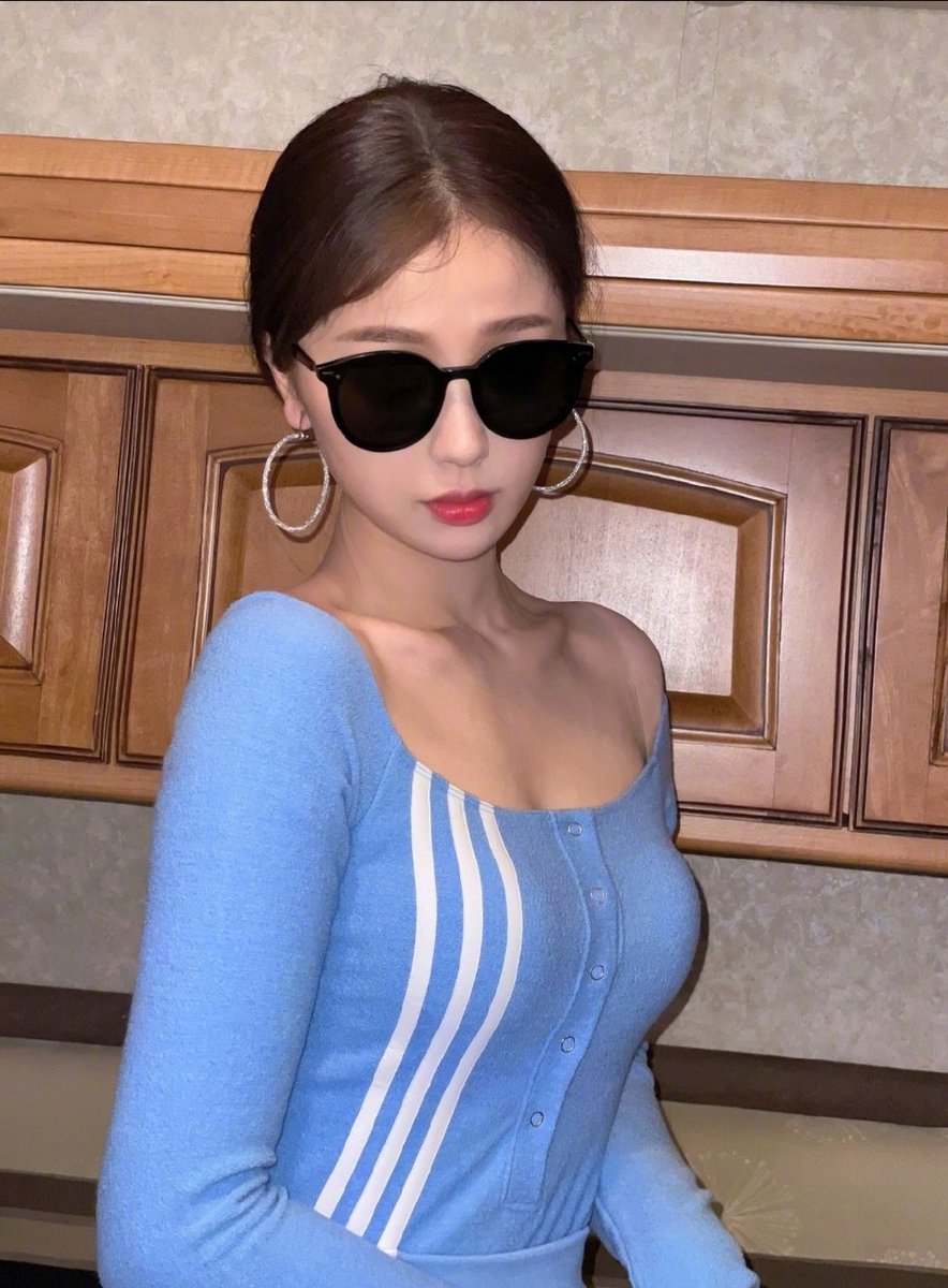 SilkeWalk's tweet photo. 虞书欣分享自己的最新美照，身穿紧身蓝色针织衫大凹造型，秀出玲珑曲线，毫无赘肉。 https://t.co/vzuPPXD3mF