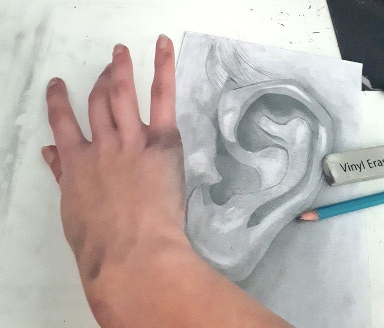 Ein Grund wieso ich traditionell zeichnen manchmal net mag qwq, meine Hand und mein Tisch ist jetzt dreckig twt