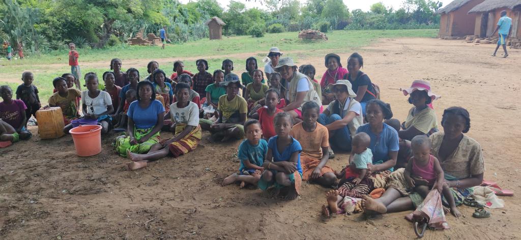 FAOMadagascar's tweet photo. #JournéeInternationaledelaFemme
👉Il faut permettre aux femmes d'avoir le même niveau d'accès aux ressources 💰et aux connaissances 📗 que les hommes.
#PROACTING Les femmes 👩🌾contribuent à renforcer la résilience d'une communauté #information #formation #décision
#SDGs 🌾🐟🐔🍲 https://t.co/96CIG576py